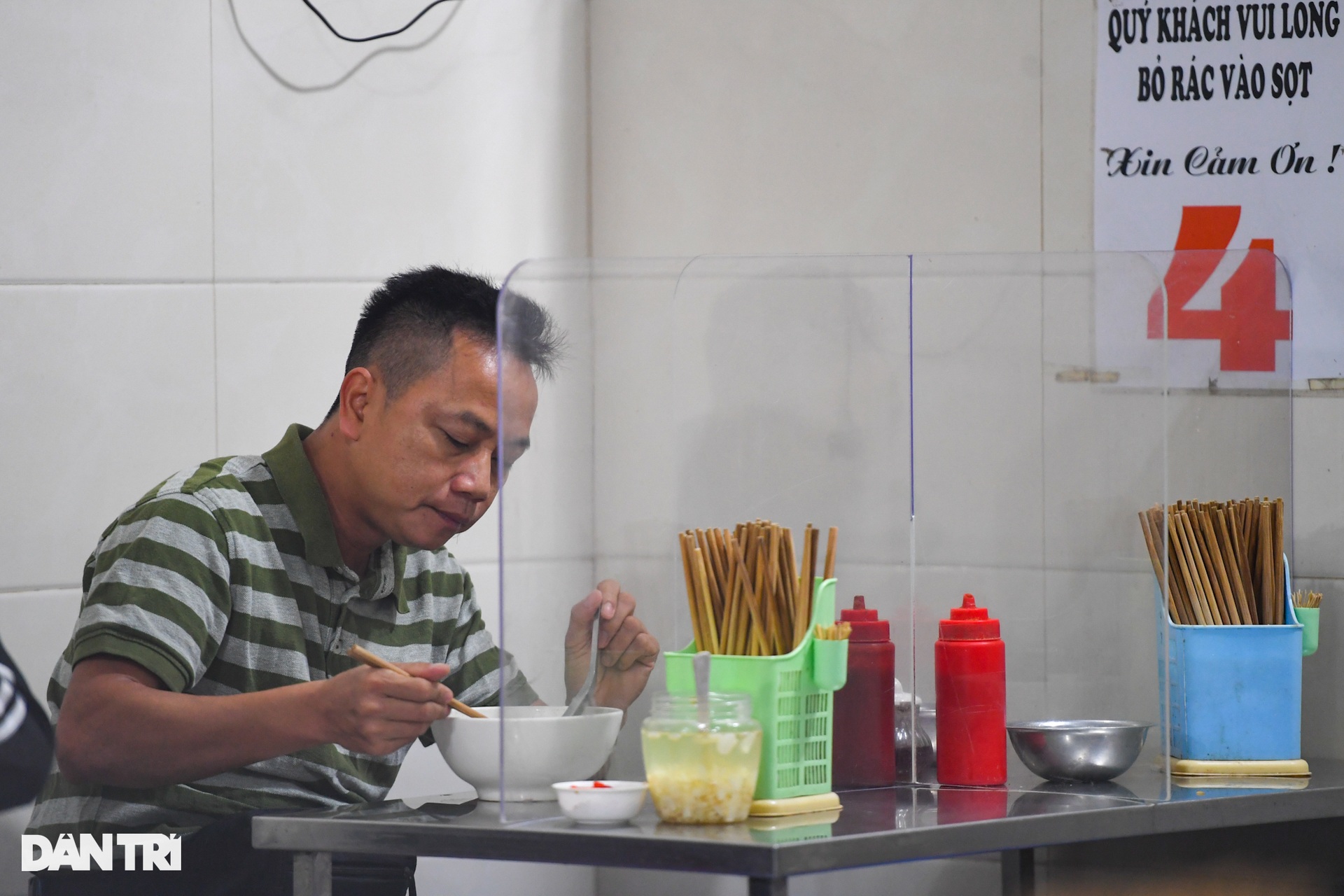 Hàng ăn, quán cafe tấp nập trong ngày đầu phục vụ khách tại chỗ - 2