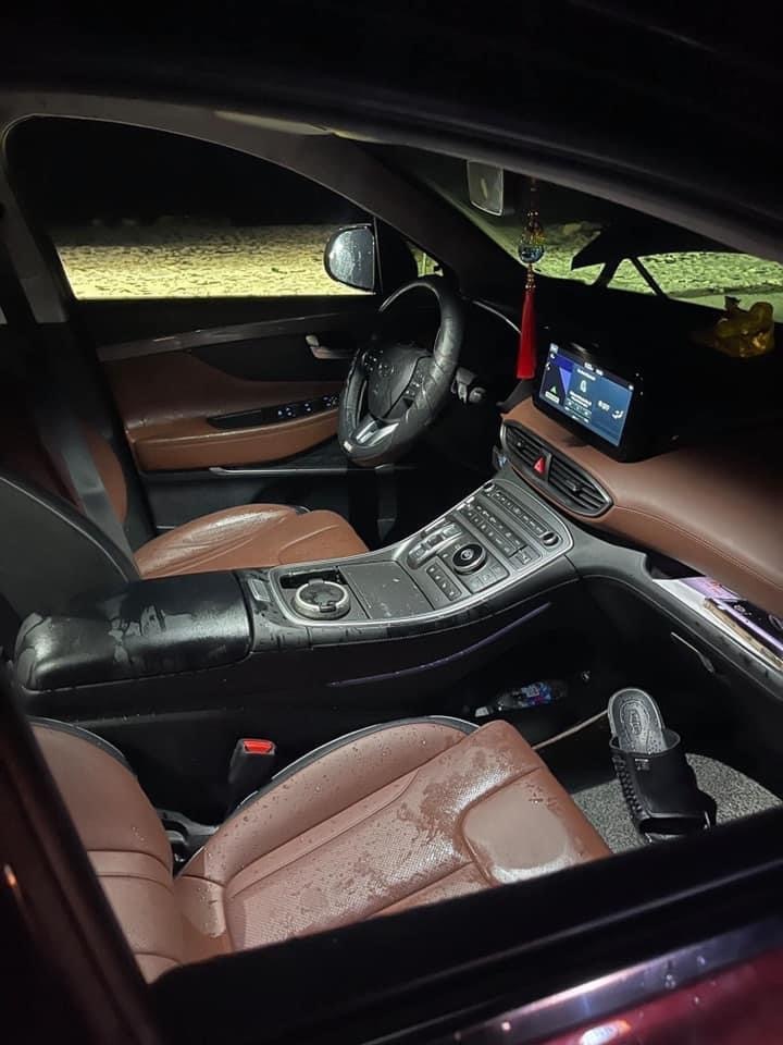 Mang Santa Fe mới ra mắt đi off-road gần biển, tài xế nhận cái kết đắng - 2 Mang Santa Fe mới ra mắt đi off-road gần biển, tài xế nhận cái kết đắng - 2