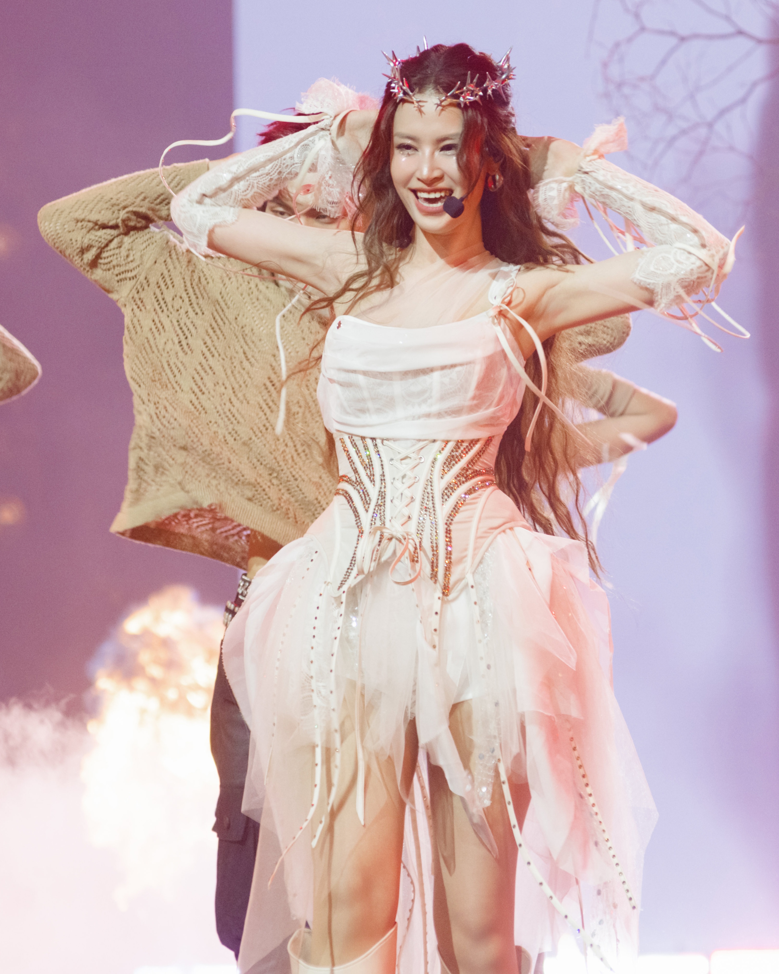 ດົງນີ່ປະກົດຕົວຢ່າງມີສະເໜ່ຕື່ນເຕັ້ນຮອບສຸດທ້າຍ ນ້ອງສາວງາມຂີ່ລົມ - 3 Đông Nhi xuất hiện quyến rũ, khuấy đảo chung kết Chị đẹp đạp gió - 3