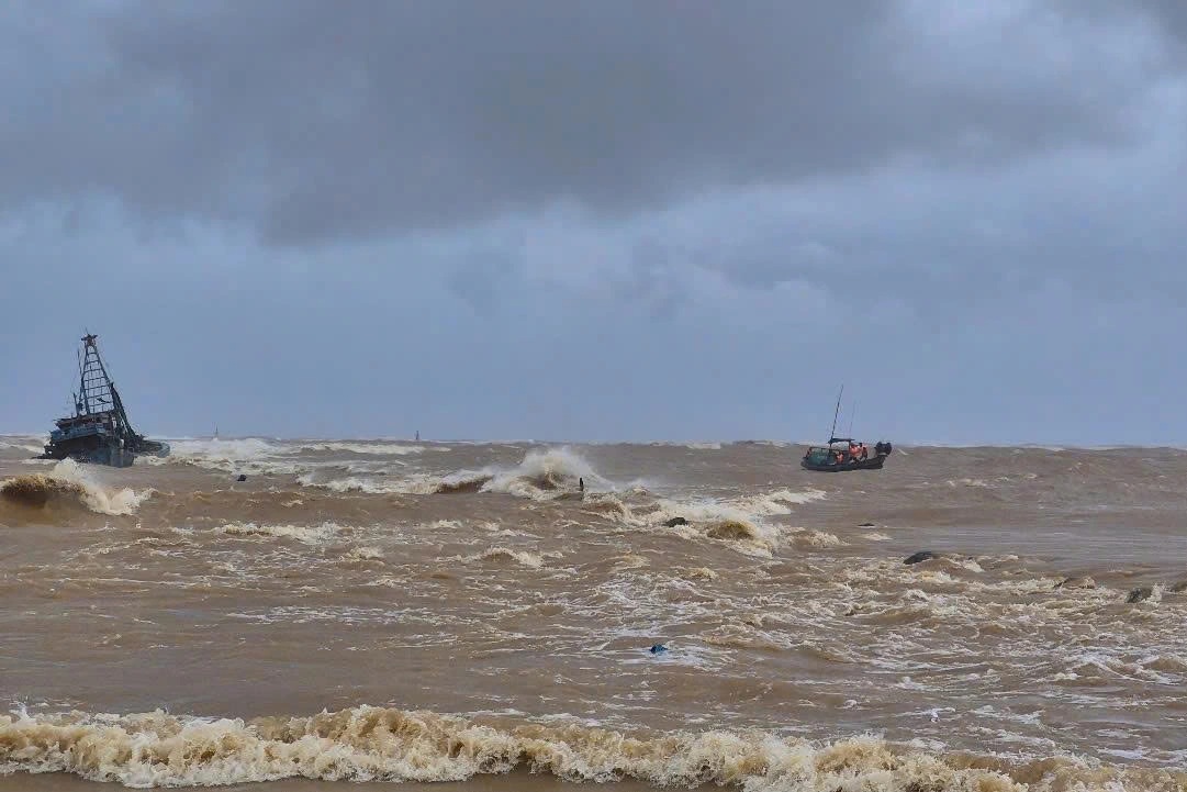 Người hùng vượt sóng dữ, cứu 7 ngư dân gặp nạn trên biển - 3