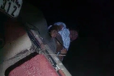 Hy hữu người đàn ông bị mắc kẹt giữa xe máy và thành cầu