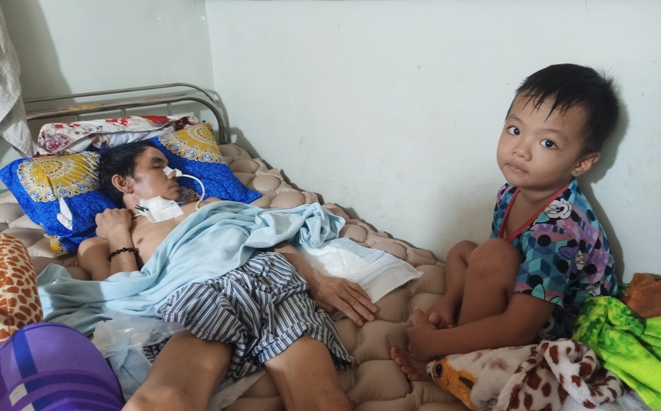Cha nằm liệt, mẹ nằm viện, thương 3 con nhỏ về tá túc ông nội nghèo khó - 5 Cha nằm liệt, mẹ nằm viện, thương 3 con nhỏ về tá túc ông nội nghèo khó - 5