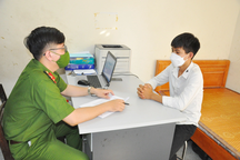 Ném vỏ chai bia vào kính ô tô, 3 đối tượng bị khởi tố