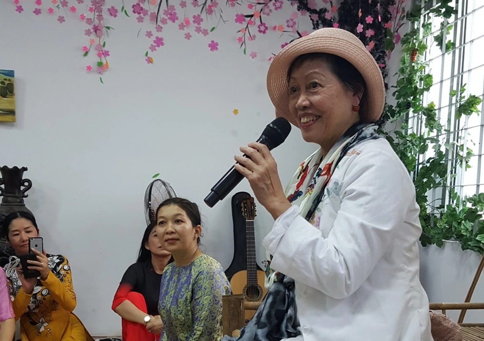 Bình đẳng giới và chuyện hoa hậu mong lấy tỷ phú, mũm mĩm phải hầu chồng - 4 Bình đẳng giới và chuyện hoa hậu mong lấy tỷ phú, mũm mĩm phải hầu chồng - 4