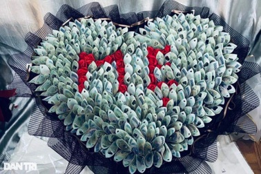 Vị khách gây sốt với bó "hoa đồng tiền" tặng mẹ giá 102 triệu đồng