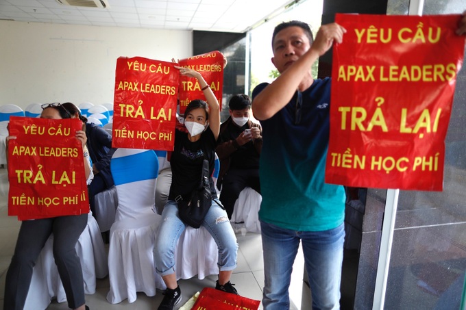 Shark Thủy và Apax Leaders: Càng đối thoại phụ huynh càng nổi giận - 11 Shark Thủy và Apax Leaders: Càng đối thoại phụ huynh càng nổi giận - 11