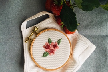 Khẩu trang thêu đắt khách: Báo chí nước ngoài cũng nức nở khen ngợi