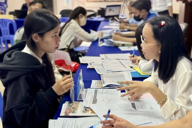 Nhà hàng tấp nập tìm lao động Tết