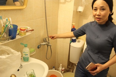 Dân chung cư Thủ đô đủ "chiêu" đối phó khi thiếu nước sạch