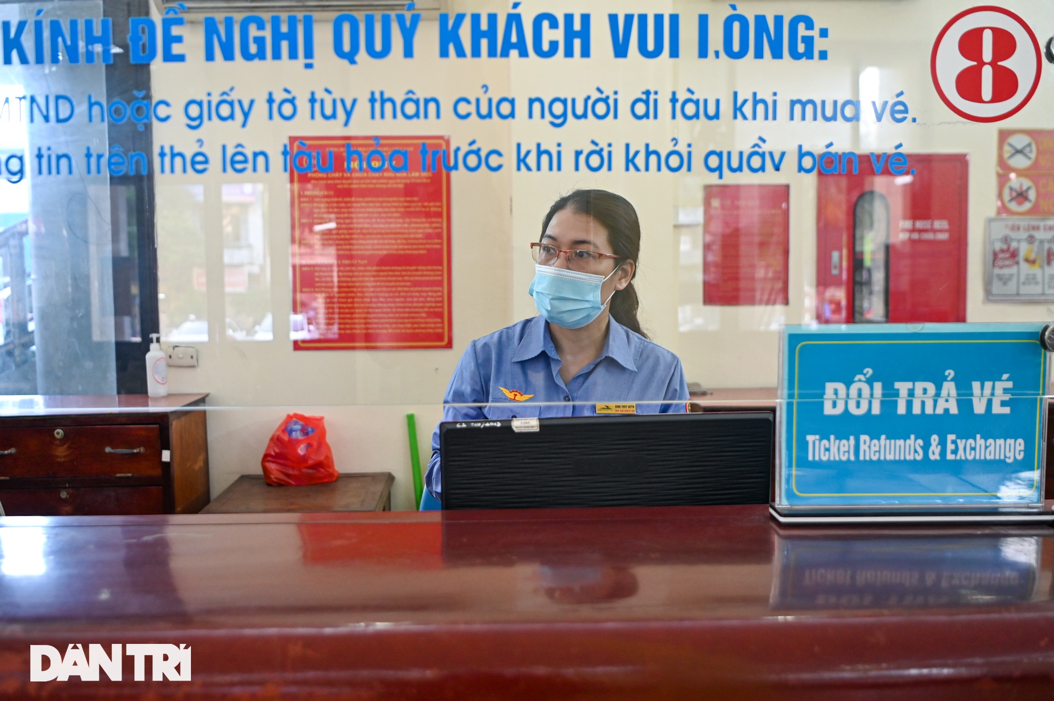 Ga Hà Nội: Hành khách phấn khởi mua vé chuyến tàu sau giãn cách đi TPHCM - 4 Ga Hà Nội: Hành khách phấn khởi mua vé chuyến tàu sau giãn cách đi TPHCM - 4