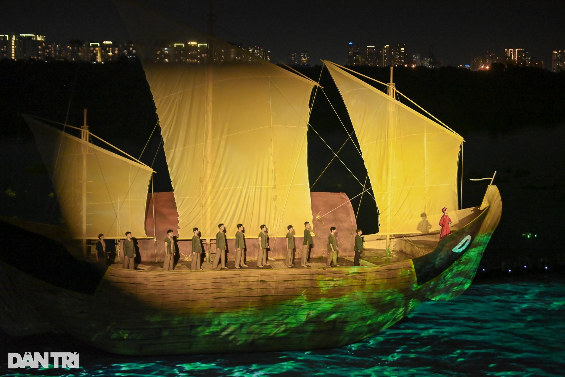 Hoành tráng đêm diễn Chuyến tàu huyền thoại mở màn Lễ hội Sông nước TPHCM - 6