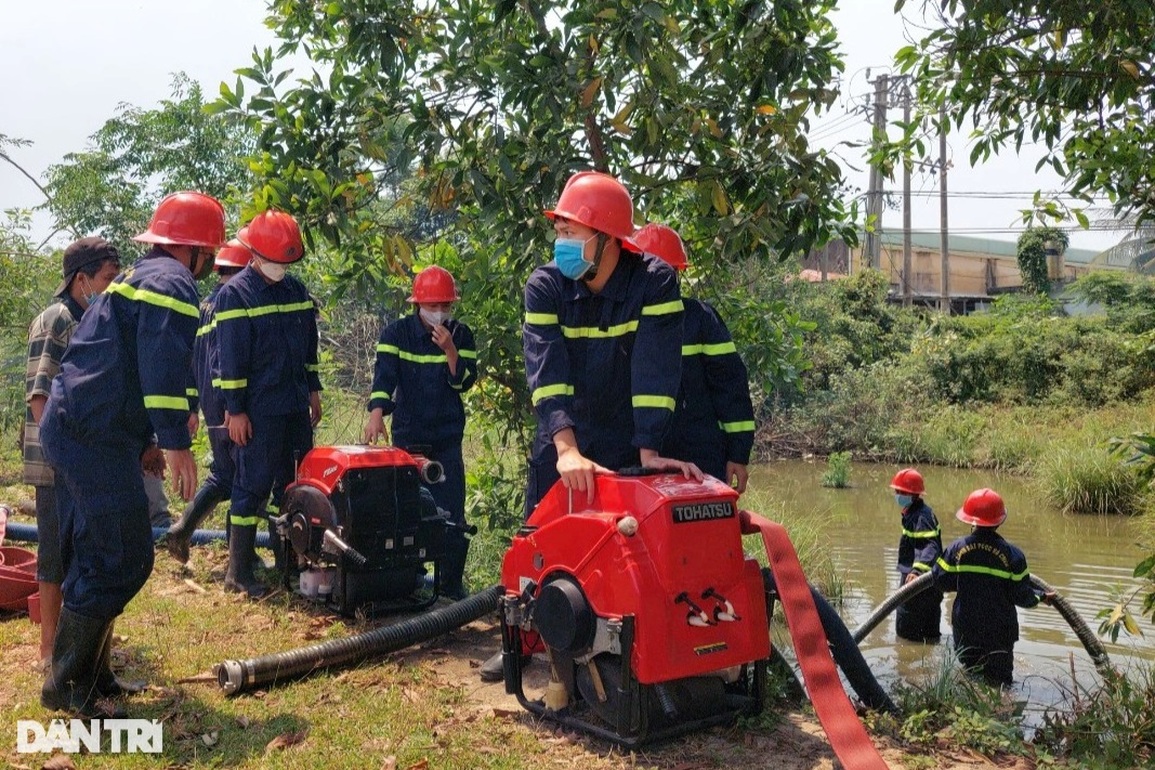 Hàng trăm chiến sĩ dập đám cháy cực lớn trong cụm công nghiệp - 9 Hàng trăm chiến sĩ dập đám cháy cực lớn trong cụm công nghiệp - 9