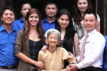 Người đẹp, siêu mẫu nhiệt tình “Tri ân Người mẹ” 