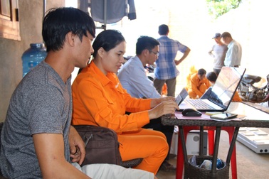 Điện về bản nghèo quanh năm chỉ biết dùng ánh sáng tự nhiên