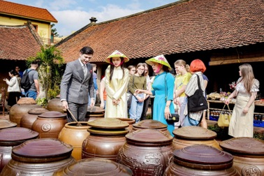 80 bức ảnh được trưng bày tại triển lãm "Hà Nội vươn mình bứt phá"