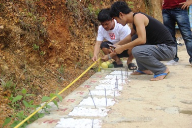 Ba chàng trai trẻ tình nguyện lập nghĩa trang chôn cất các hài nhi xấu số
