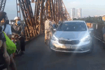 Say xỉn, tài xế ô tô chở bạn lên cầu Long Biên ngắm cảnh