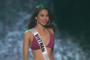 Phạm Hương trình diễn áo tắm