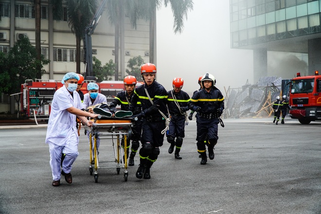 Hàng trăm cảnh sát phòng cháy chữa cháy diễn tập ở Hà Nội - 7 Hàng trăm cảnh sát phòng cháy chữa cháy diễn tập ở Hà Nội - 7