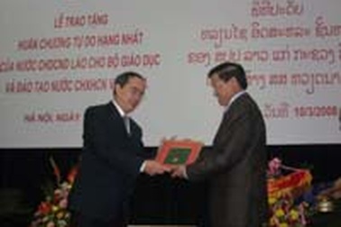 Lào trao tặng huân chương tự do hạng nhất cho Bộ GD-ĐT Việt Nam 