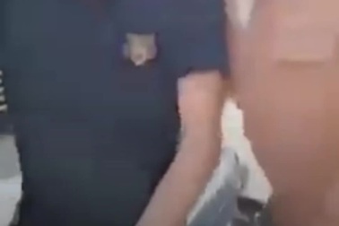 Thanh niên hổ báo rút kiếm uy hiếp cảnh sát để giải cứu đồng đội