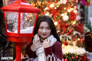 Đông nghịt người đổ về Hàng Mã mua sắm đón Noel 2021