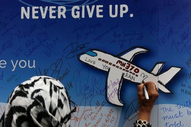 Các nước tạm dừng chiến dịch tìm kiếm máy bay MH370