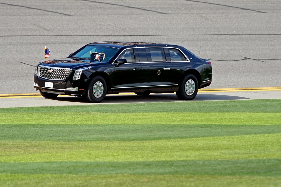 Xe quái thú, chuyên cơ của ông Trump xuất hiện tại thánh địa xe đua - 11 Xe quái thú, chuyên cơ của ông Trump xuất hiện tại thánh địa xe đua - 11