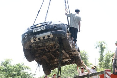 Ô tô lao xuống sông Nhuệ, 3 người chết