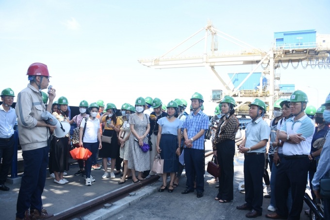Các đại biểu tham quan khu vực cảng nhập liệu của Nhà máy nhiệt điện Thái Bình 2.