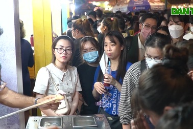 Người dân TPHCM chen chân tham gia lễ hội văn hóa ẩm thực quốc tế