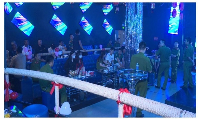 Lực lượng Công an kiểm tra quán JP CLUB (Ảnh: Công an Thanh Hóa)