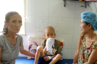 Bà ngoại kiệt sức chăm con và cháu ung thư giai đoạn cuối