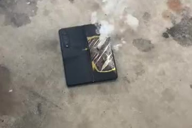 Smartphone gập Galaxy Z Fold3 bất ngờ phát nổ sau khi bị đánh rơi