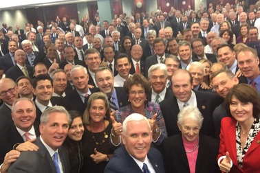 Ảnh tự sướng của phó tướng ông Trump hứng "bão" chỉ trích