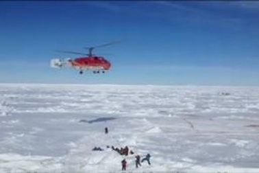 Trực thăng bắt đầu giải cứu 52 người bị kẹt ở Nam Cực