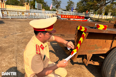 CSGT dán phản quang vào máy cày cho hàng trăm nông dân