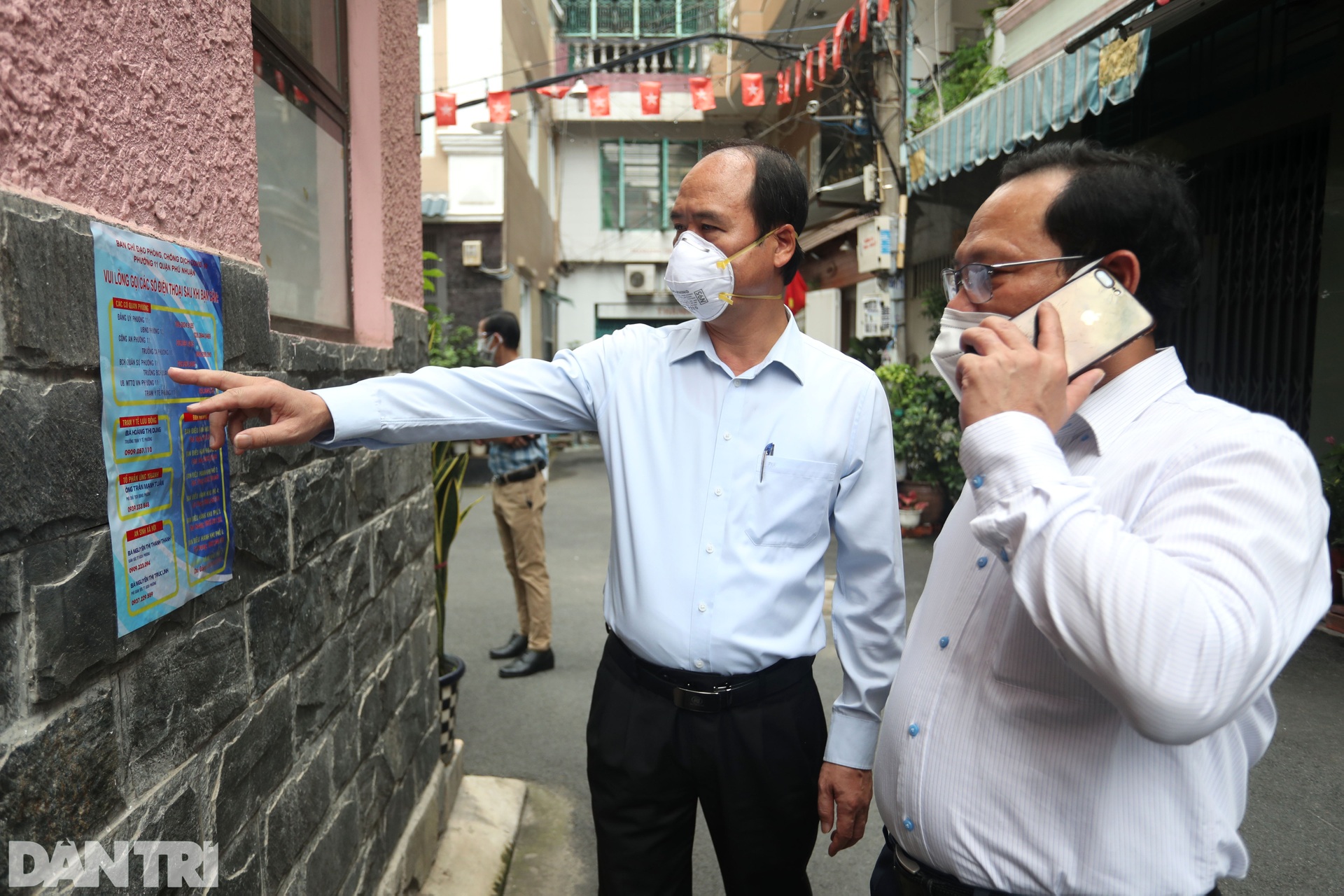 Thứ trưởng Bộ LĐ-TBXH đi từng nhà kiểm tra việc hỗ trợ người dân - 2