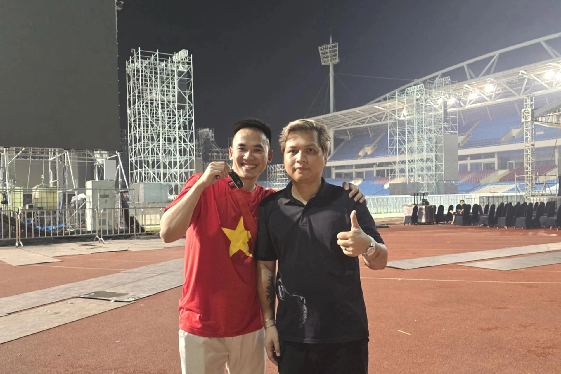 Rơi đồ tại “concert quốc gia” 50.000 người, chàng trai nhận cái kết ấm lòng - 4