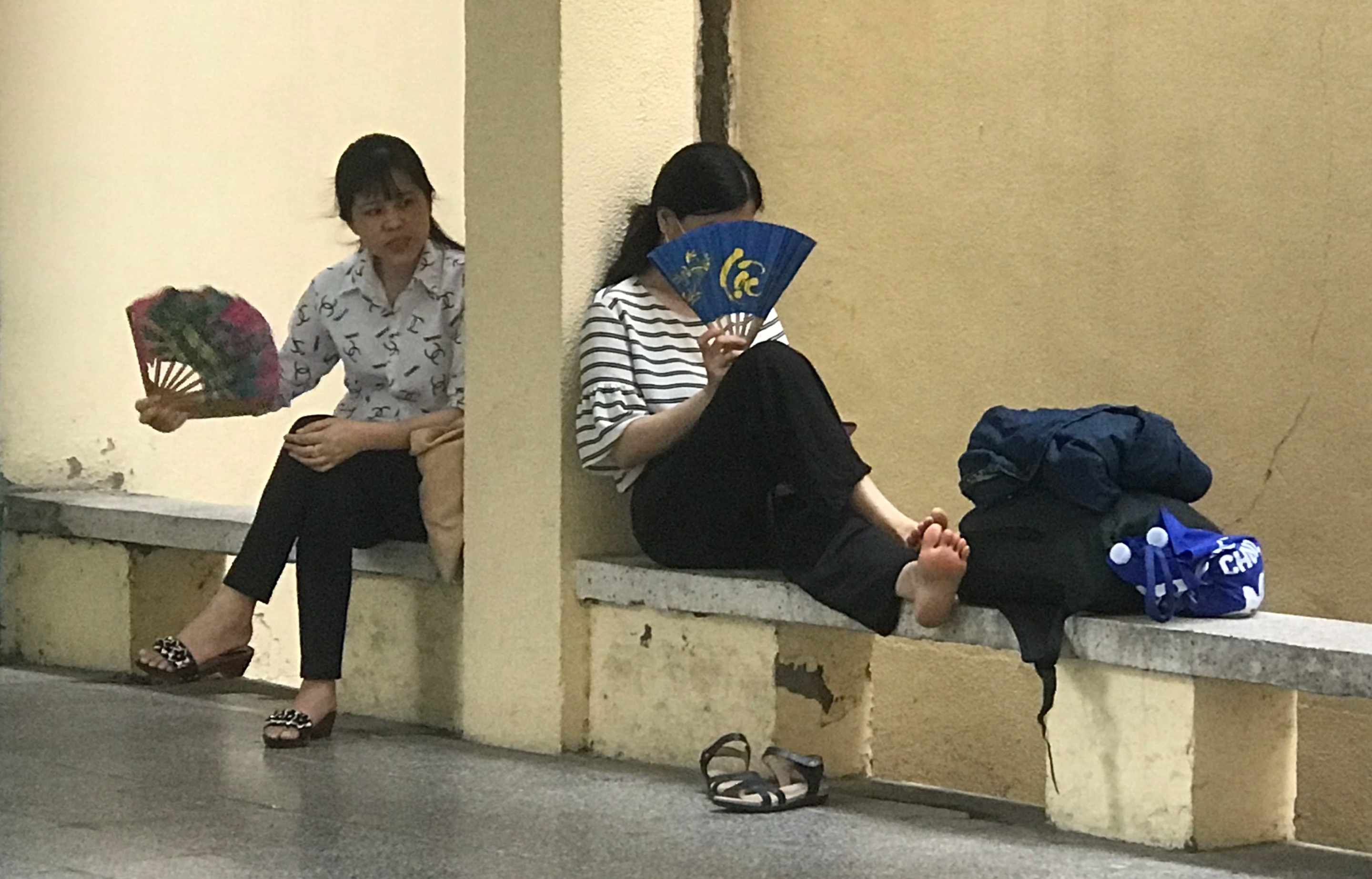 Thí sinh gặm bánh mì, lều chõng thi đánh giá năng lực Trường ĐH Sư Phạm - 11 Thí sinh gặm bánh mì, lều chõng thi đánh giá năng lực Trường ĐH Sư Phạm - 11
