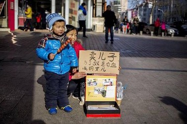 Cám cảnh bà mẹ bán con trai lấy tiền chữa bệnh cho con gái