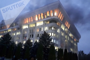 Người biểu tình Kyrgyzstan chiếm trụ sở chính quyền, đốt phá "Nhà Trắng"