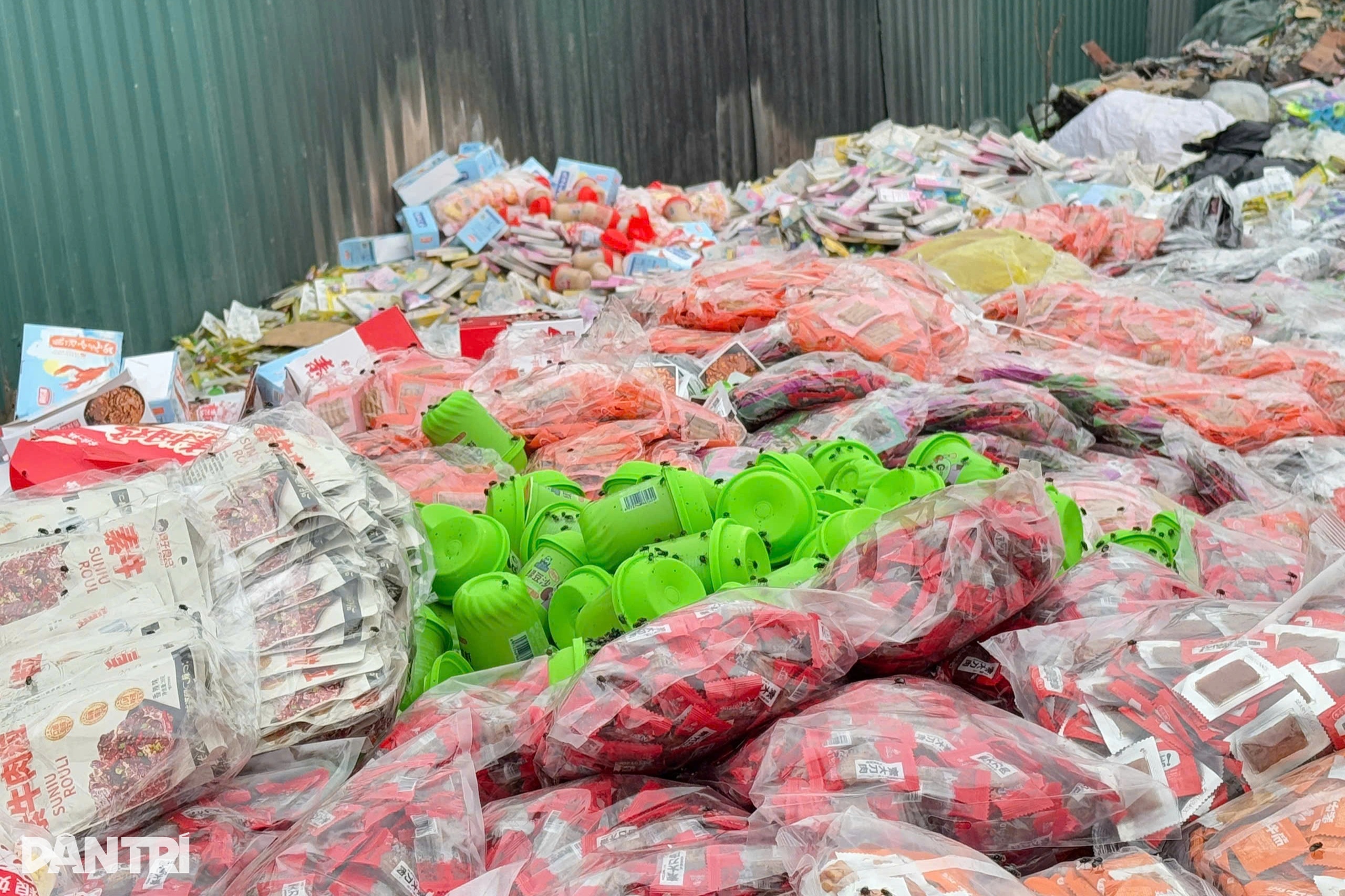 Etter Tet hoper godterier seg opp på søppelfyllinger i produksjonshovedstaden La Phu - 3 Sau Tết bánh kẹo chất đống ngoài bãi rác tại thủ phủ sản xuất La Phù - 3