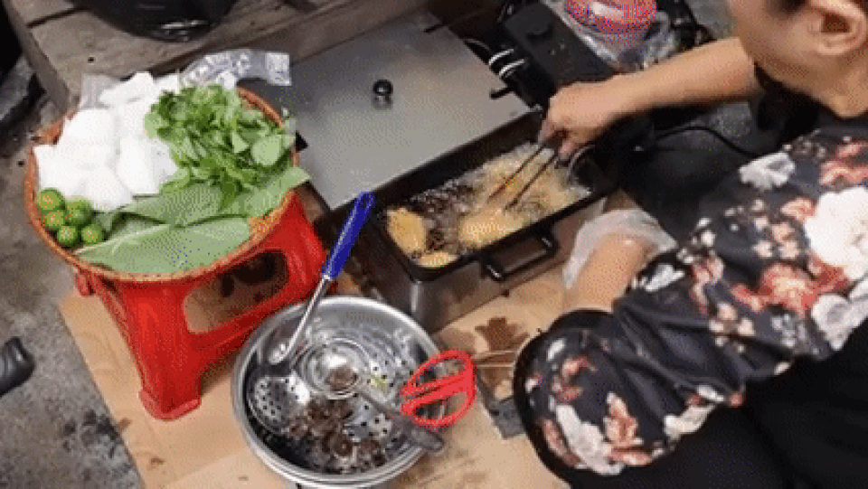 Phản ứng của khách Tây khi nếm thử món bún đậu mắm tôm Việt Nam - 1 Phản ứng của khách Tây khi nếm thử món bún đậu mắm tôm Việt Nam - 1