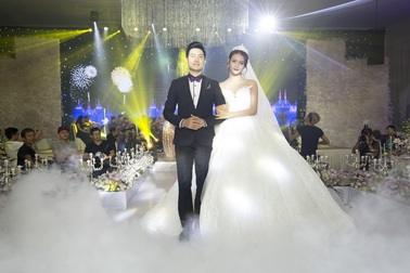 Trương Mỹ Nhân và Nguyễn Phi Hùng đẹp đôi trong sự kiện khai trương Queen Plaza Luxury