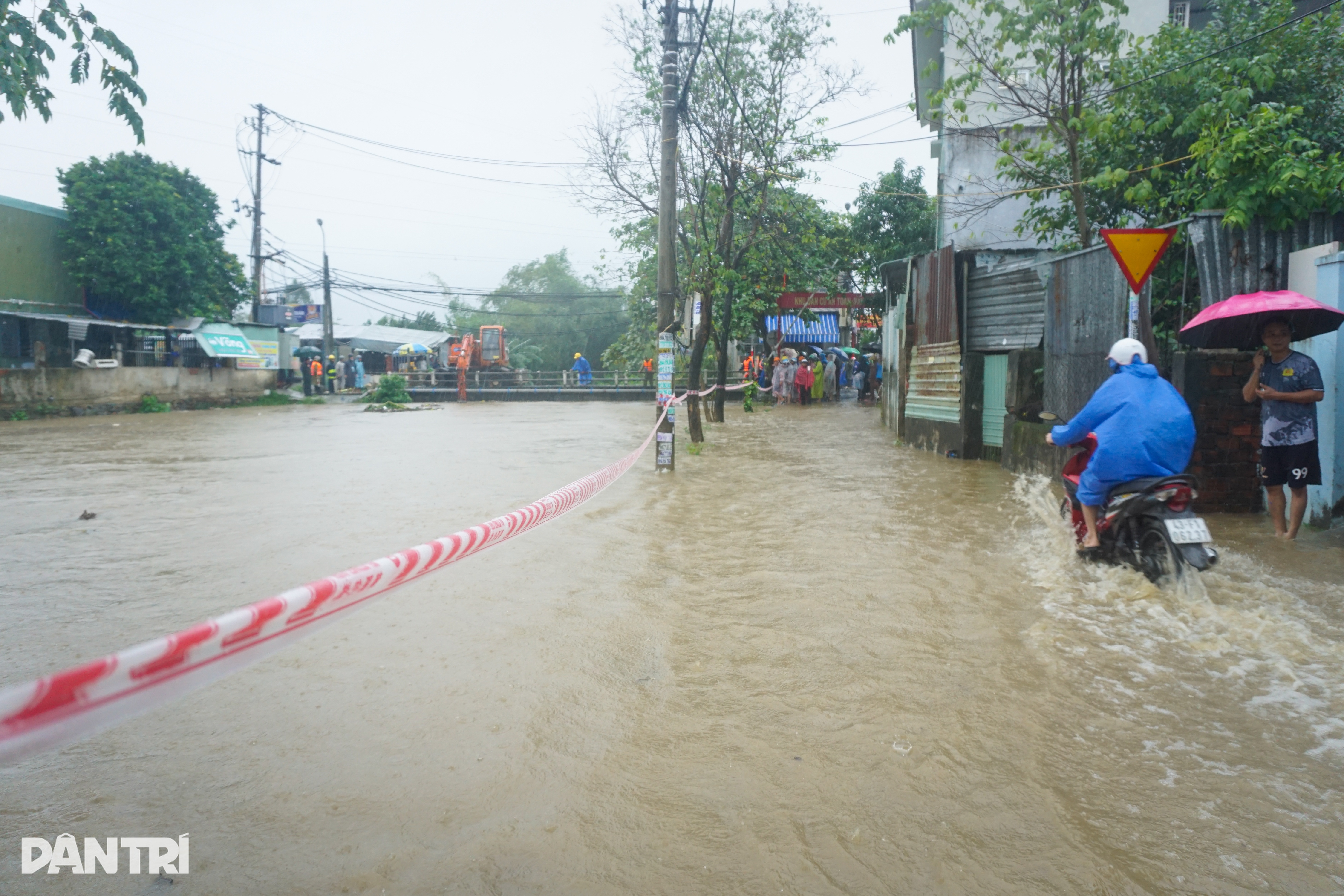 ทหารและตำรวจเข้าพื้นที่น้ำท่วมในดานังเพื่ออพยพประชาชน - 9 Bộ đội, công an vào rốn ngập ở Đà Nẵng sơ tán dân - 9