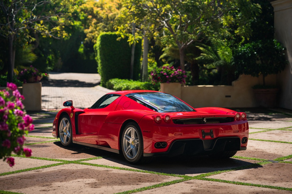 Soi chi tiết siêu xe Ferrari Enzo vừa lập kỷ lục bán đấu giá trực tuyến - 9 Soi chi tiết siêu xe Ferrari Enzo vừa lập kỷ lục bán đấu giá trực tuyến - 9