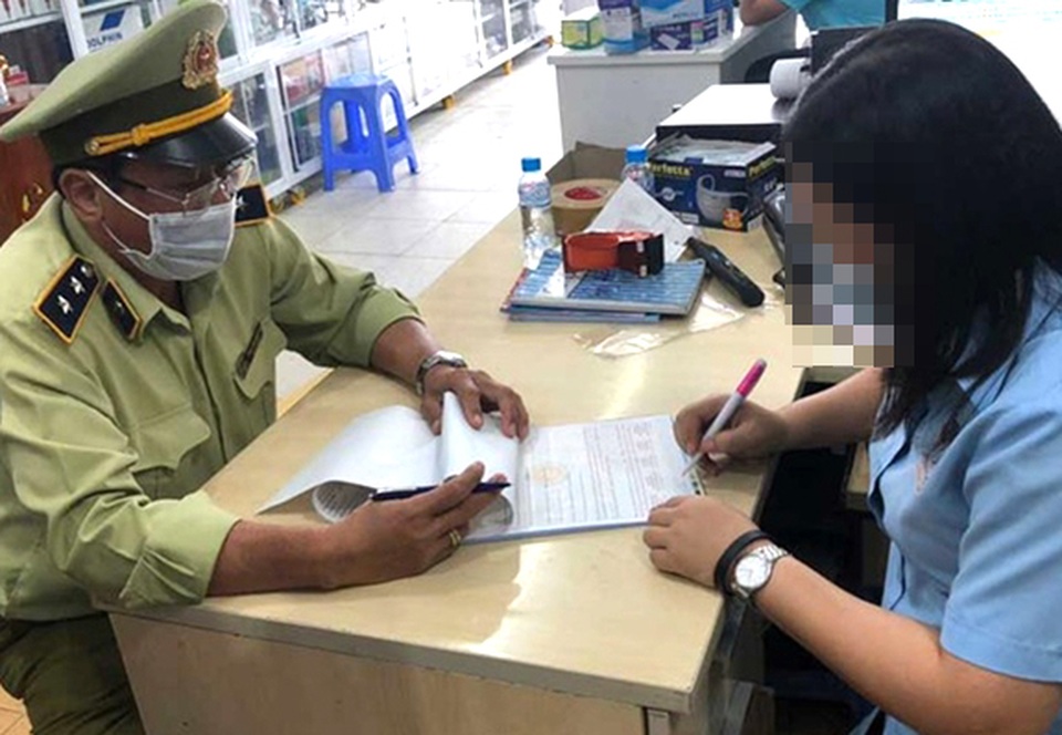 Đẩy giá khẩu trang, cửa hàng bán dụng cụ y tế bị phạt 25 triệu đồng - 1 Đẩy giá khẩu trang, cửa hàng bán dụng cụ y tế bị phạt 25 triệu đồng - 1