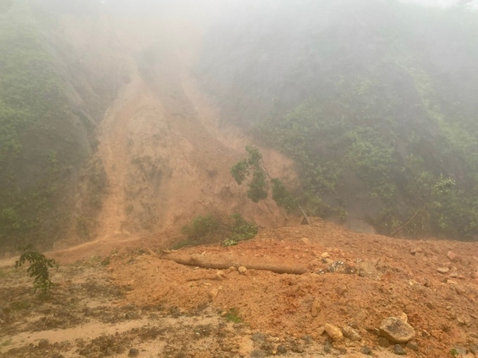 Đường Hồ Chí Minh nhánh Tây đoạn qua xã A Roàng, huyện A Lưới, tỉnh Thừa Thiên Huế bị sạt lở nghiêm trọng