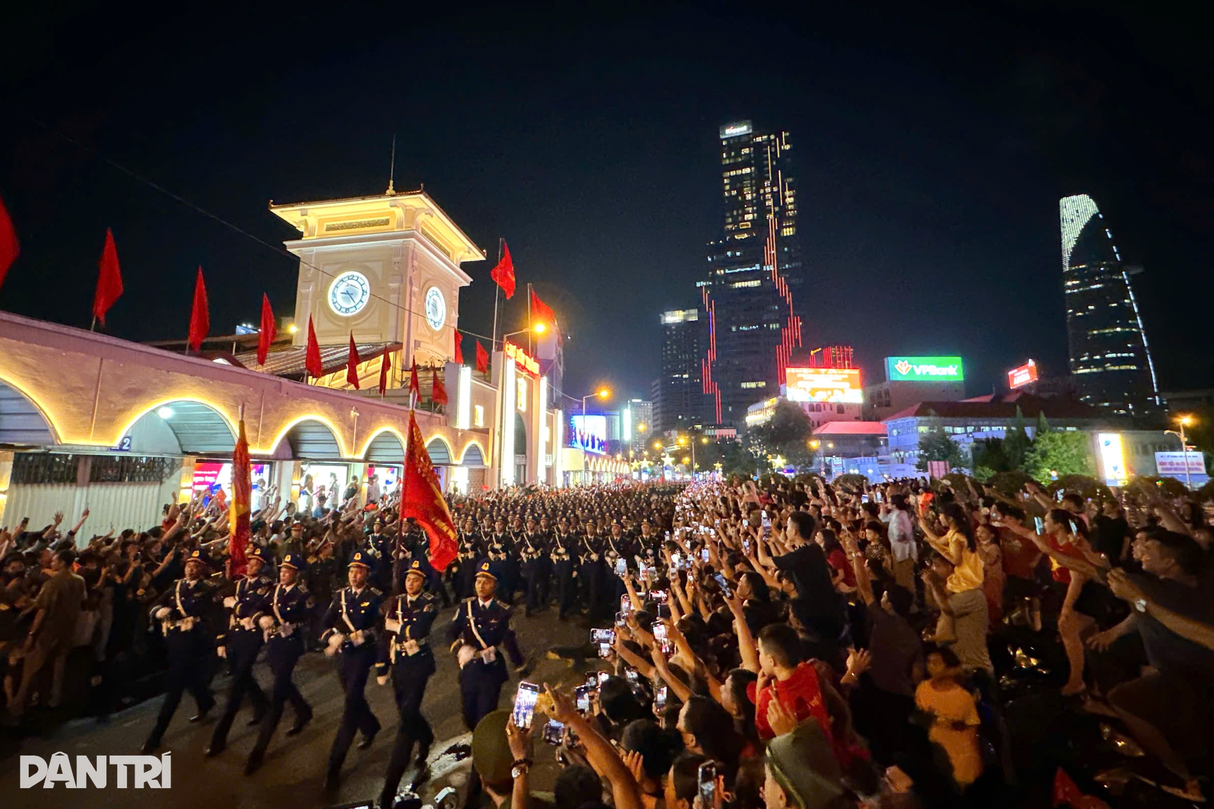 View - Đoàn quân diễu binh trùng trùng như sóng tại buổi sơ duyệt đại lễ 30/4 | Báo Dân trí